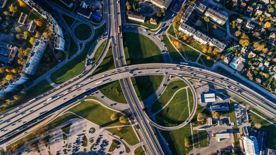 A imagem mostra múltiplas vias e o tráfego numa cidade grande