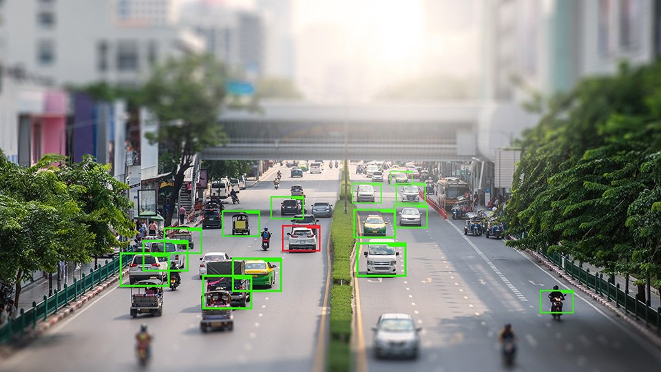 Uma rodovia com carros marcados pela inteligência artificial, para denotar sua montagem