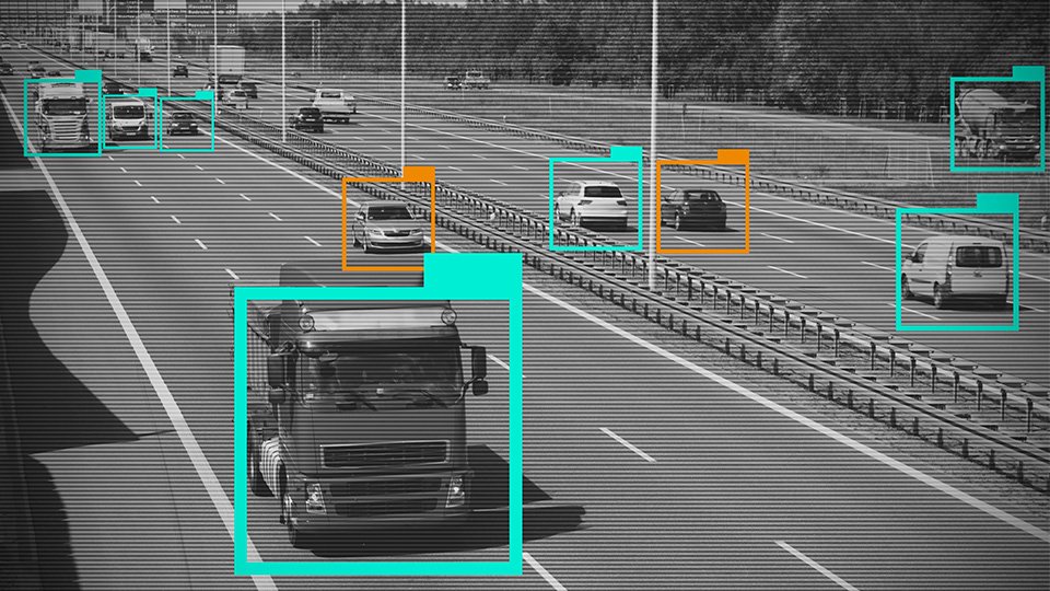 Uma rodovia com veículos marcados e categorizados, por tipo, por inteligência artificial, para demonstrar contagem