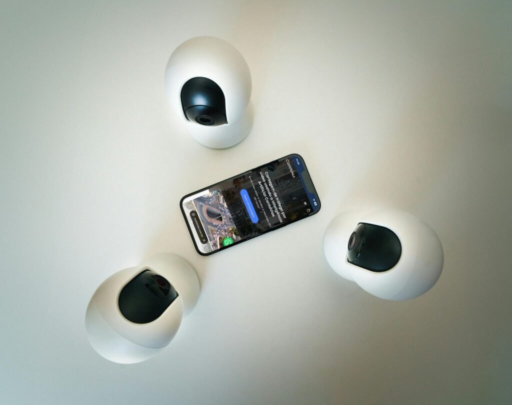 Três cameras com um celular acessando a Contavias