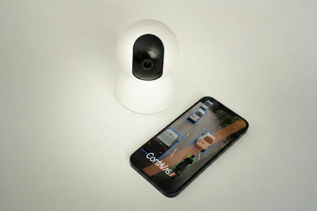 celular com a contavias e uma camera de monitoramento