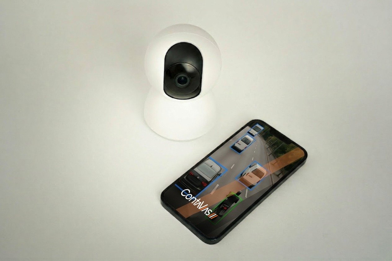 celular com a contavias e uma camera de monitoramento